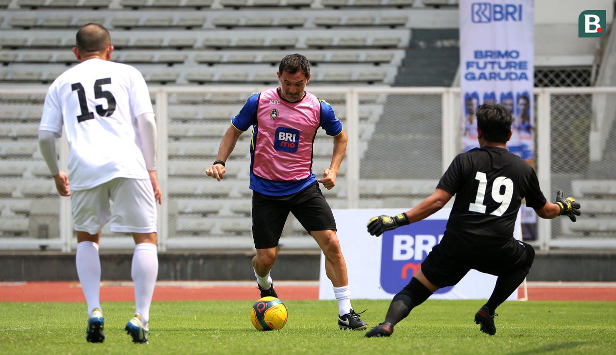 <p>Legenda sepak bola Yunani, Giorgos Karagounis&nbsp;bermain pada acara puncak BRImo Future Garuda yang bertajuk FOURFEO Mini Tournament di Stadion Madya, Jakarta, Kamis (01/06/2023). (Bola.com/Bagaskara Lazuardi)</p>