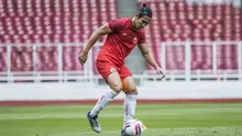Pemain Persija Jakarta, Ryuji Utomo, mengontrol bola saat latihan kerena cedera saat latihan di SUGBK, Jakarta, Jumat (7/2). Latihan ini persiapan jelang Liga 1 Indonesia 2020. (Bola.com/Vitalis Yogi Trisna)