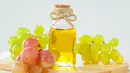 Grapeseed Oil memiliki kandungan vitamin E yang bisa mengurangi munculnya jaringan parut jerawat. Asam linoleat di dalamnya juga bisa mengatasi jerawat karena sifat anti-inflamasi dan antimikrobanya. Foto: Shutterstock.