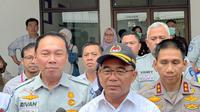 Menko PMK Muhadjir Effendy (tengah) bersama Dirut Jasa Raharja Rivan Achmad Purwantono (kiri) (Istimewa)