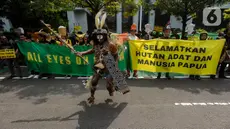 Puluhan orang dari Masyarakat Adat Papua Barat Awyu dan Moi, bersama dengan sejumlah aktivis lingkungan hidup, berkumpul di depan Gedung Mahkamah Agung di Jakarta. (merdeka.com / Arie Basuki)