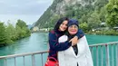 Titi Kamal bersama sang mama saat berpose di pinggir sungai di Swiss. Sebelumnya Titi mengajak mamanya untuk jalan-jalan menikmati keindahan di negara-negara Eropa salah satunya Prancis. (instagram/titi_kamall)