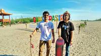 Pemain Folosofi Kopi di Gumuk Pasir Parangkusumo. (Dok: Instagram @filosofikopi)