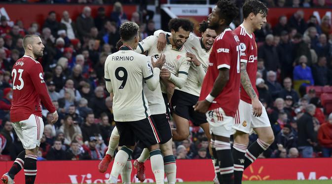 Luke Shaw. Mendapatkan poin 3,5. Patut dipersalahkan akibat lahirnya kelima gol Liverpool. Namun, ia juga sempat beberapa kali berhasil merepotkan pertahanan Liverpool saat ikut menyerang. Ia pun sempat melepaskan sebuah tembakan jarak jauh ke gawang Alisson Becker. (AP/Rui Vieira)