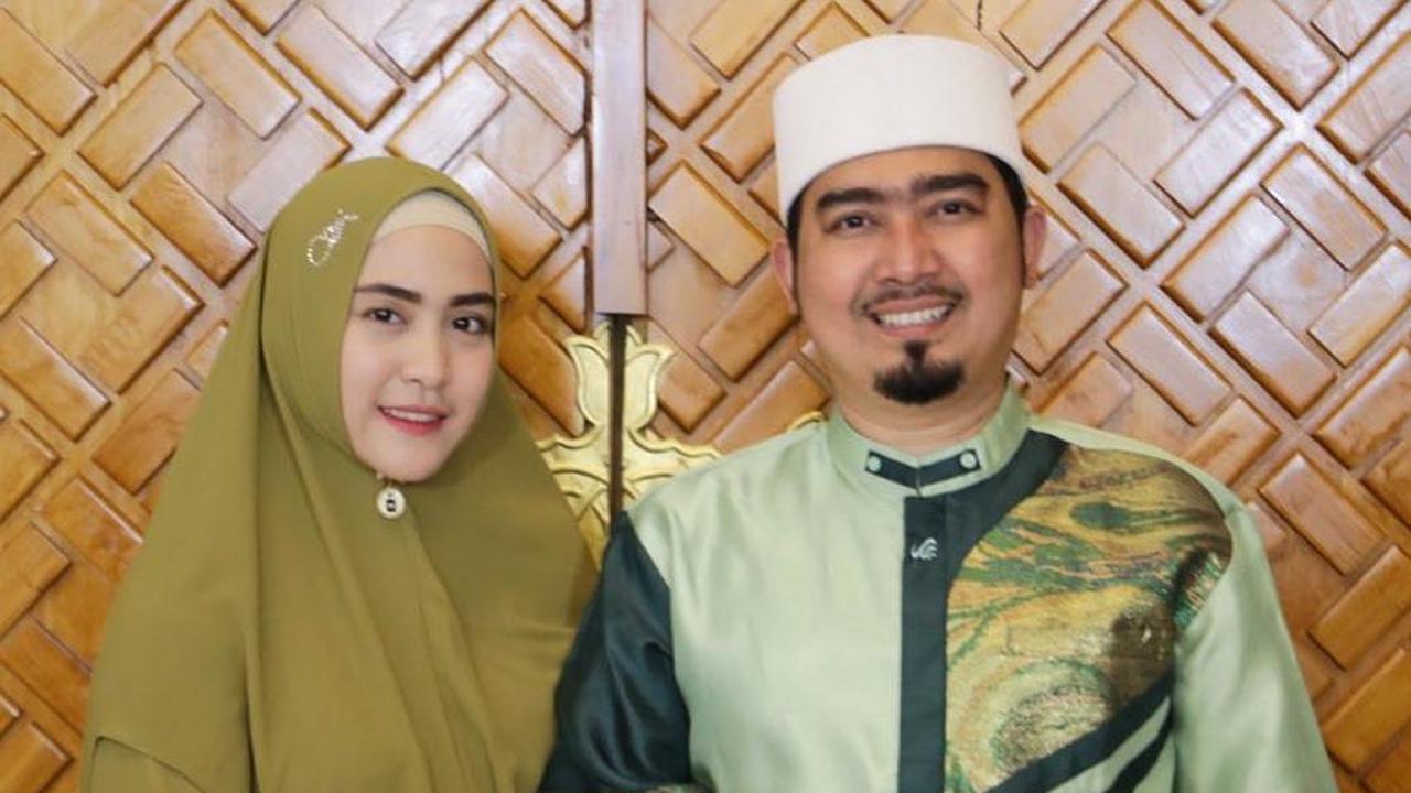 [Fimela] April Jasmine dan Ustaz Solmed
