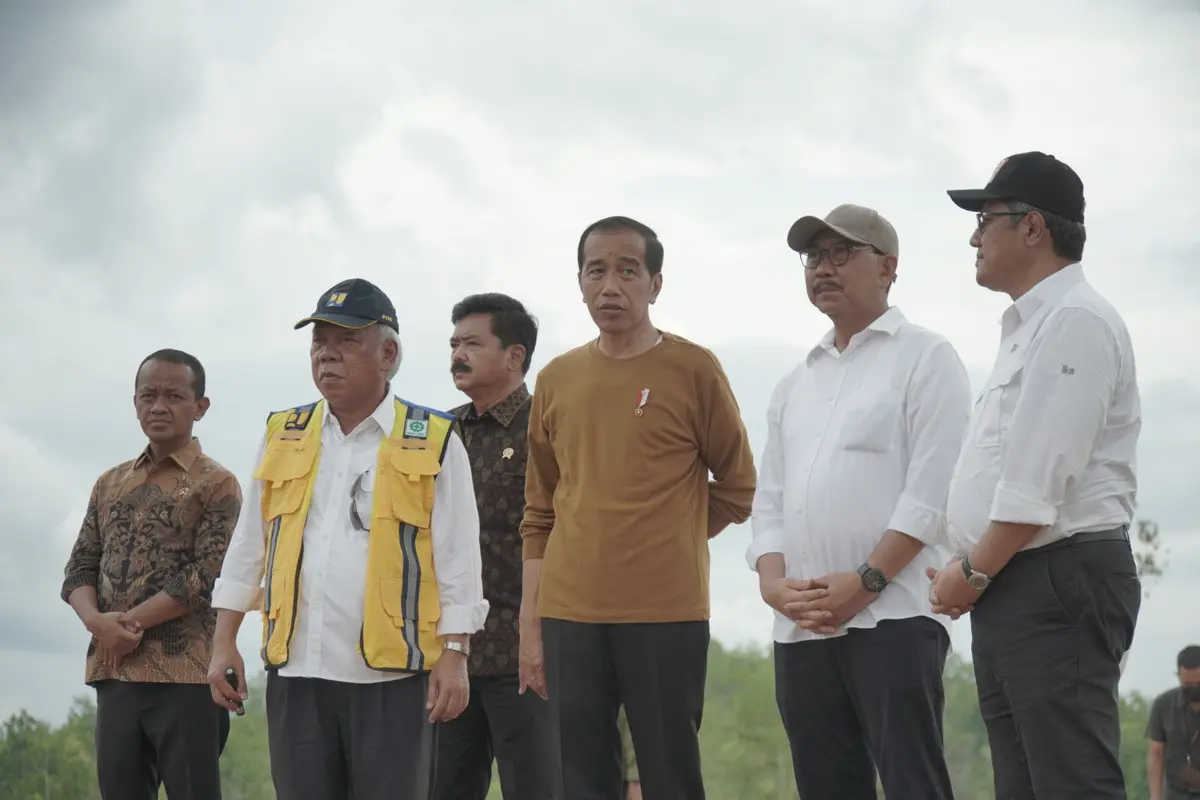 Presiden Joko Widodo atau Jokowi didampingi oleh Menteri PUPR Basuki Hadimuljono dan Menteri BUMN Erick Thohir meninjau proyek Jalan Tol IKN Nusantara akses 3A Karangjoang – KKT Kariangau garapan Hutama Karya pada Rabu (22/2/2023). (Dok Hutama Karya)