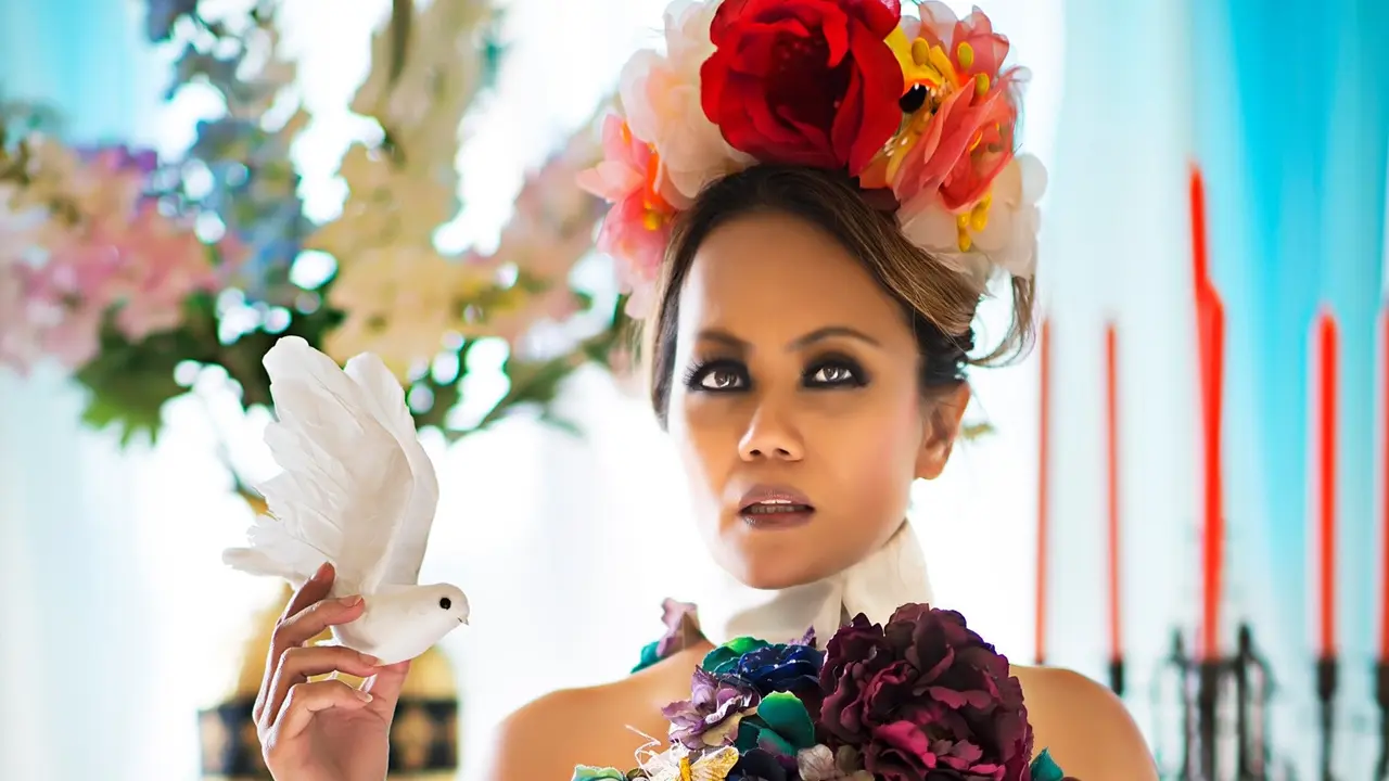 Pemotretan Aktris Amerika, Dela Dewi Angkat Gaya Alice In Wonderland ...