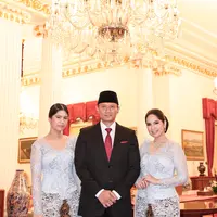 Penampilan Annisa Pohan dan putrinya Almira turut curi perhatian di pelantikan AHY jadi Menteri ATR [dok. istimewa / Bintang Radityo]