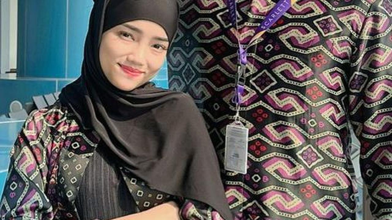 Berangkat Umrah ke Tanah Suci, ini Potret Fuji Tampil Berhijab Bikin Pangling