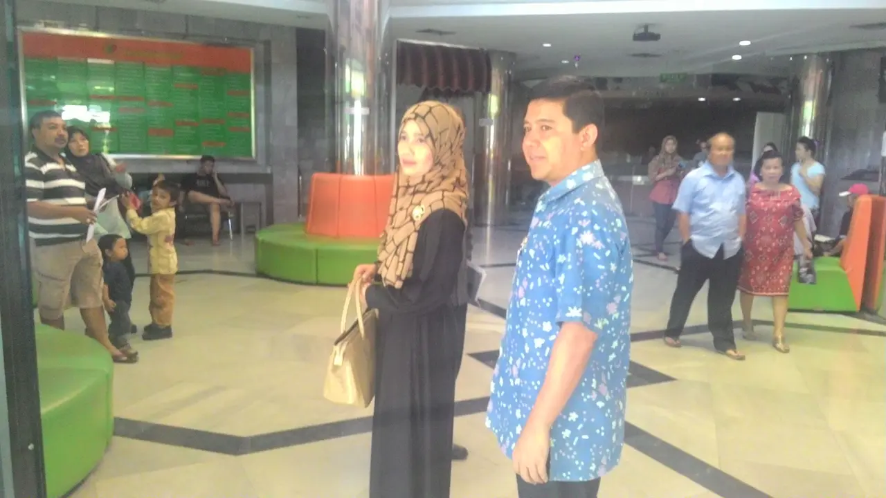 Bawa Sekeranjang File, MenteriYuddy Chrisnandi Jenguk BJ Habibie