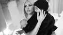 Saat menggendong Saint, Kim Kardashian pun terlihat menakjubkan. (instagram/kimkardashian)
