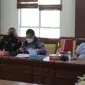 Seorang karyawan Rumah Sakit Awal Bros Batam atas nama Sondang Olivia, mengadu ke DPRD Kota Batam karena tak terima pemutusan hubungan kerja (PHK) oleh pihak manajemen RS Awal Bros, atas tuduhan melakukan pungutan Liar. (Liputan6.com/ Ajang Nurdin)