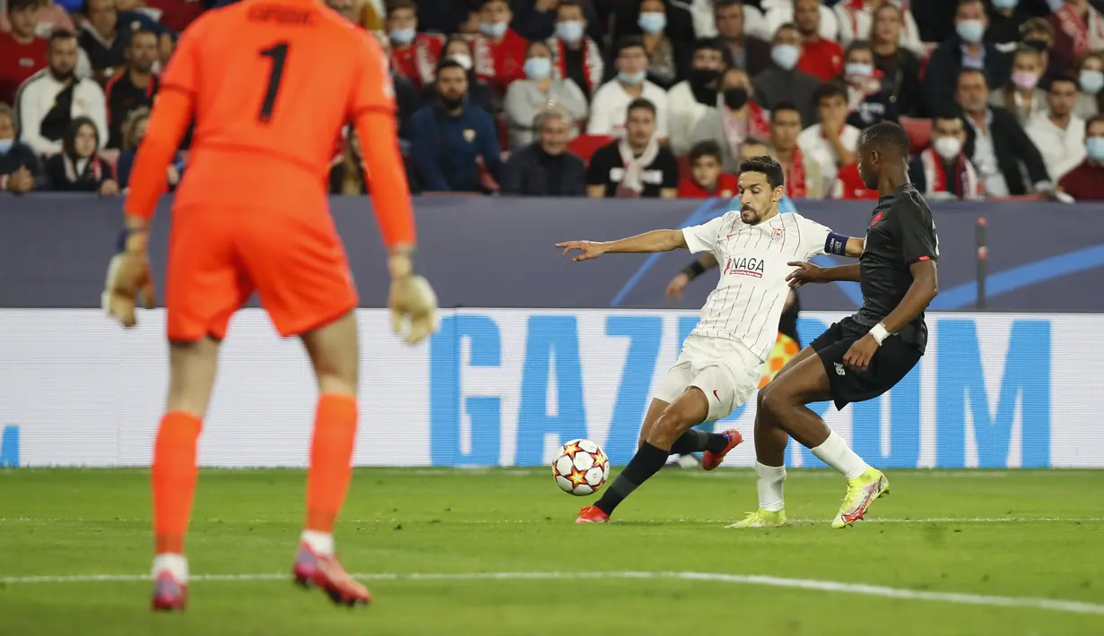 Gelandang Sevilla, Thomas Delaney (kedua kanan) berebut bola dengan bek Lille, Tiago Djalo pada babak lanjutan Grup G Liga Champions di stadion Ramon Sanchez Pizjuan, Rabu (3/11/2021) dinihari WIB. Sevilla tumbang 1-2 di tangan Lille. (AP Photo/Angel Fernandez)