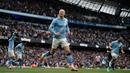 Erling Haaland menjadi pengganda kedudukan setelah berhasil memanfaatkan umpan dari Doku 15 menit kemudian. (AP Photo/Dave Thompson)