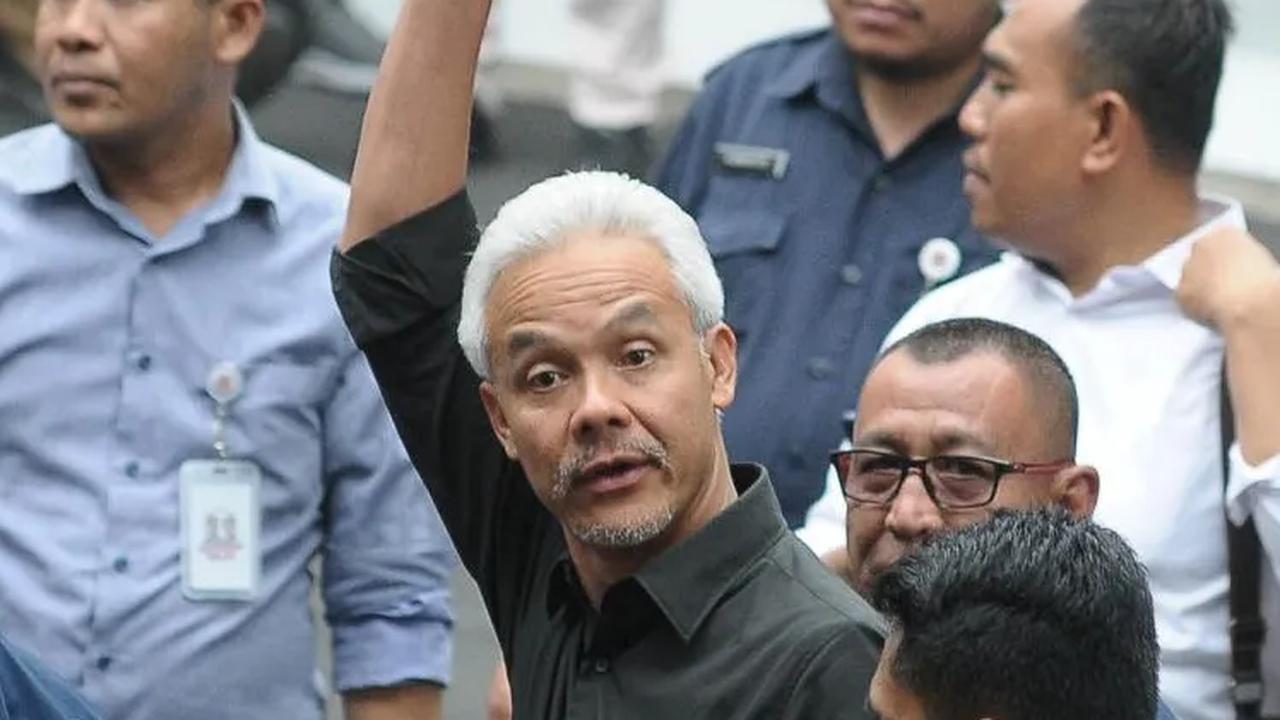 Selain itu, Ganjar Pranowo juga sempat menyaksikan momen penyerahan penghargaan MURI kepada KPU.
