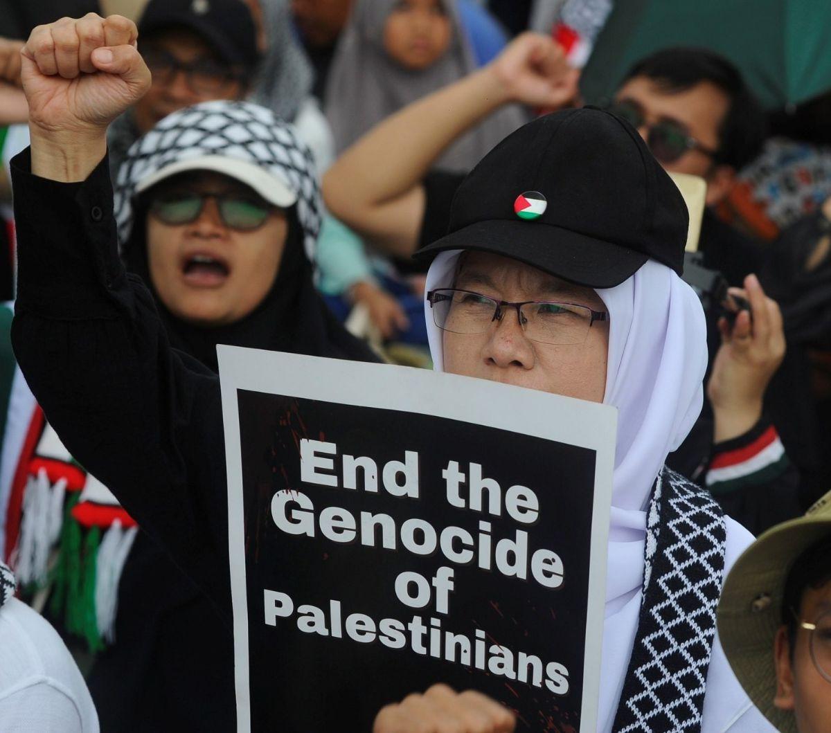 Massa yang hadir dalam aksi ini berasal dari berbagai latar belakang, mulai dari pelajar, mahasiswa, pekerja, hingga tokoh agama. Mereka menyatukan suara dalam menyuarakan solidaritas dan dukungan kepada rakyat Palestina yang terus menderita akibat serang