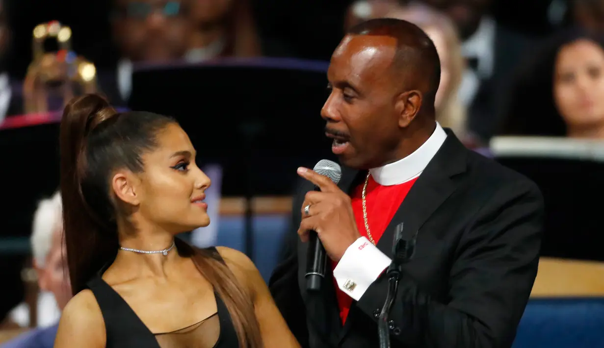 Ariana Grande mendengar Uskup Charles H. Ellis III berbicara dalam upacara pemakaman Aretha Franklin di Greater Grace Temple, Detroit, Michigan, AS, Jumat (31/8). Uskup Charles dituding melakukan pelecehan seksual terhadap Ariana. (AP Photo/Paul Sancya)