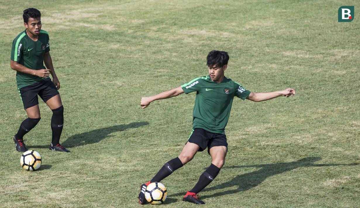 Pemain Timnas Indonesia U-19, Luthfi Kamal, bersiap melepaskan tendangan saat latihan di Lapangan ABC Senayan, Jakarta, Selasa (18/9/2018). Latihan ini merupakan persiapan jelang Piala AFC U-19. (Bola.com/Vitalis Yogi Trisna)