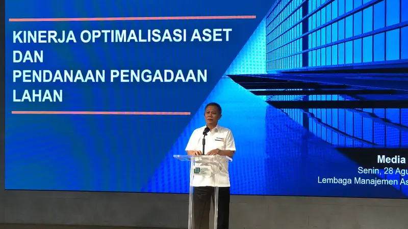 Direktur Utama Lembaga Manajemen Aset Negara (LMAN) Basuki Purwadi, dalam acara Taklimat Media 'Kinerja Pendanaan Lahan dan Optimalisasi Aset Negara,' di kantor LMAN, Jakarta Pusat, Senin (28/8/2023). (Tira/Liputan6.com)