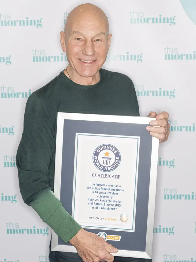 Sir Patrick Stewart (Sumber: Twitter/ GWR - https://twitter.com/GWR/status/1098205041658392577)