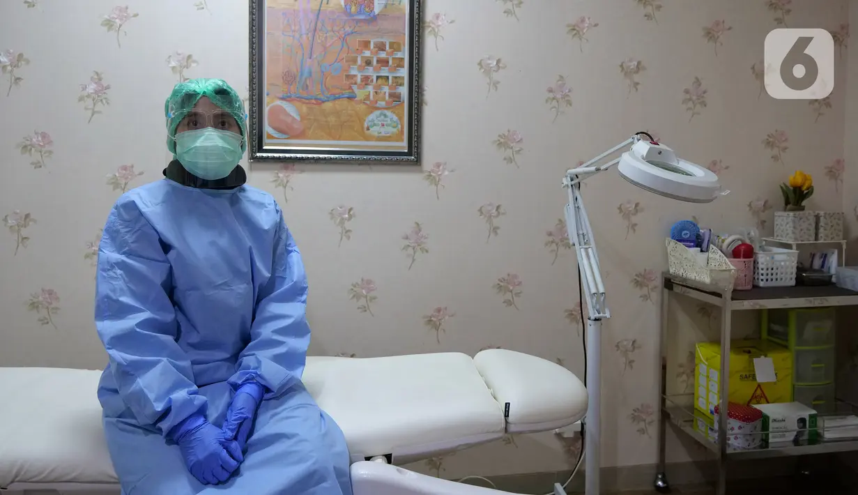 dr. Lusiana, Sp.DV berpose seusai melakukan perawatan wajah di Emerald Health and Beauty by RSIA Tambak, Jakarta, Jumat (19/06/2020). Perawatan wajah dengan protokol kesehatan tetap menjadi prioritas klinik kecantikan di era new normal saat pandemi COVID-19. (Liputan6.com/Herman Zakharia)