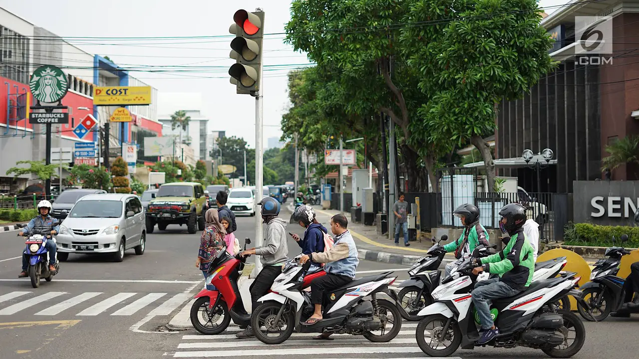 Aksi Nekat Pemotor Nakal Lawan Arus di Persimpangan Gondangdia