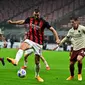 Bek AS Roma, Marash Kumbulla (kanan) coba mengadang striker AC Milan, Zlatan Ibrahimovic pada laga giornata kelima Liga Italia 2020/2021, Selasa (27/10/2020) dini hari WIB. (MIGUEL MEDINA / AFP)