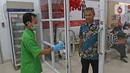 Petugas menggunakan sarung tangan dan kain untuk membukakan pintu di PMI DKI Jakarta, Jumat (20/3/2020). PMI DKI Jakarta memberlakukan disiplin saling menjaga jarak atau social distancing agar kegiatan donor darah tetap aman dan terhindar dari penularan COVID-19. (Liputan6.com/Herman Zakharia)