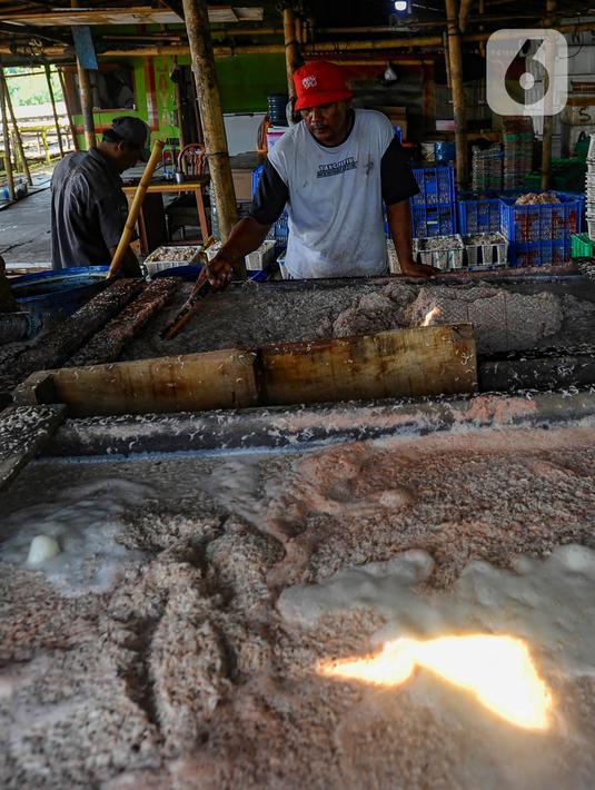 Aktivitas warga saat mengolah rebon atau udang kecil untuk diproses menjadi rebon kering di kawasan Kamal, Jakarta Utara. (merdeka.com/Arie Basuki)