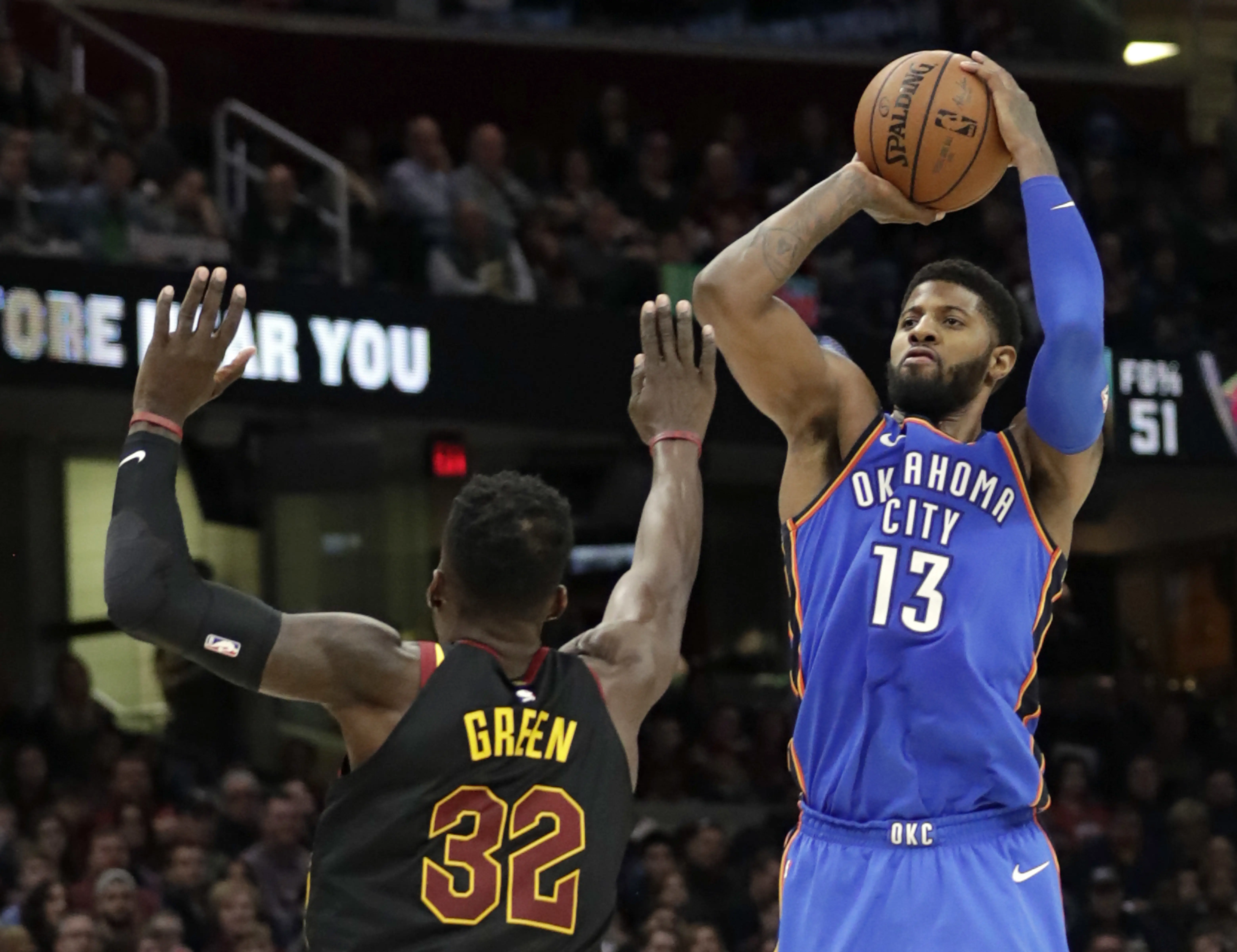 Paul George (kanan) tampil memukau saat Thunder pukul Cavaliers (AP Photo/Tony Dejak)