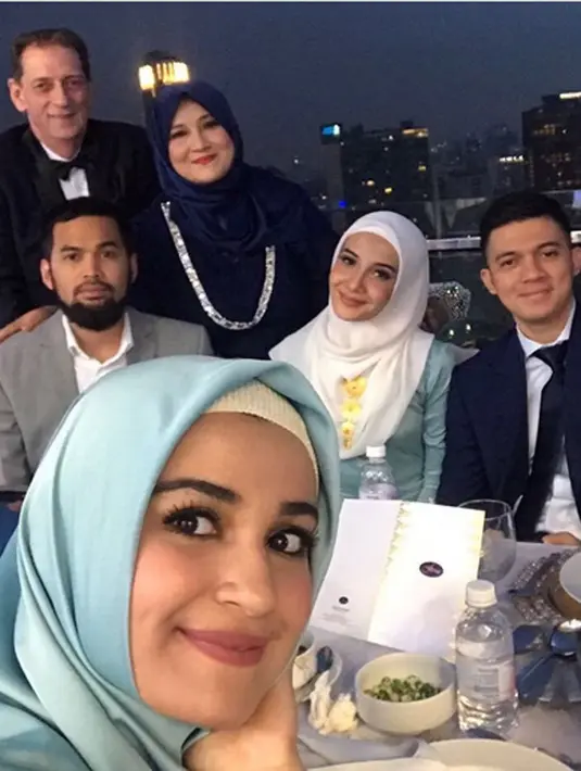 Fenny Bauty menjelaskan bahwa kabar Teuku Wisnu berpoligami adalah berita hoax. Berita gosip yang sengaja di hembuskan untuk meraup keuntungan. (Instagram/fenny.bauty)