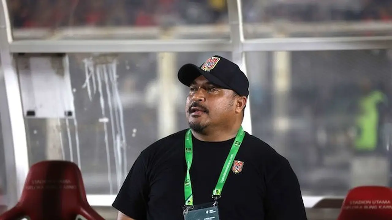 Imran Nahumarury saat melatih Malut United