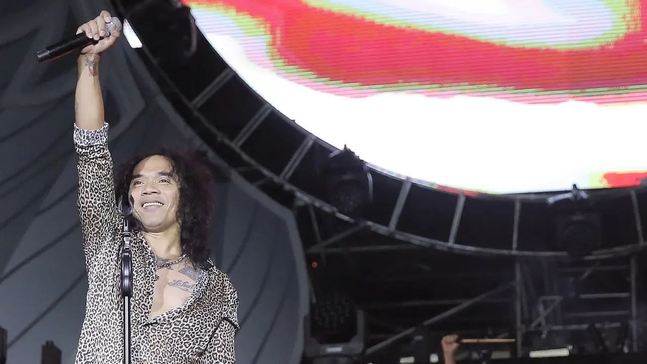 Vokalis Slank, Kaka, dan Bimim (kanan) dalam konser HUT ke-35 Slank Indonesia Now di GBK, Minggu (23/12). (Bambang Eros/Fimela)