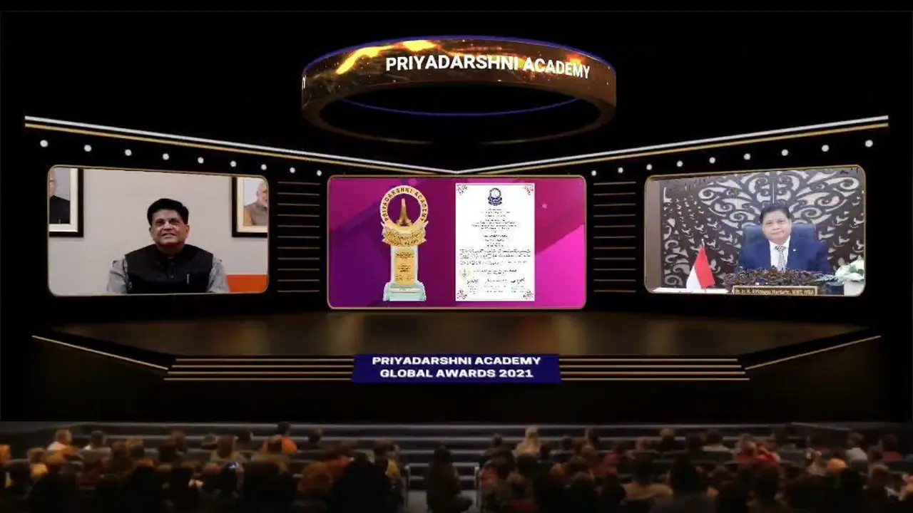 Menko Airlangga Hartarto mendapat anugerah  Priyadarshni Academy Global Award for Outstanding Contribution to National Economic Recovery, pada pelaksanaan the  37th Anniversary Global Awards Function secara virtual yang berlangsung pada Senin (20/9/2021).