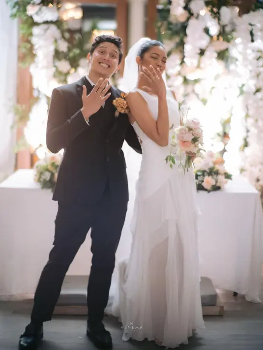 Sebelum memutuskan untuk menikah, Roy Sungkono jarang membagikan kisah asmaranya. Ia lebih fokus dengan kariernya sebagai aktor. Pernikahan Roy Sungkono dan Michelle Tahalea ini sukses mencuri perhatian para penggemarnya dengan doa dan dukungan. (Liputan6.com/IG/@roysungkono)