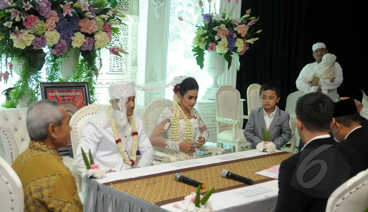 Hengky Kurniawan dan Sonya Fatmala saat bersiap melangsungkan akad nikah di sebuah hotel kawasan TMII, Jakarta, Kamis (23/4/2015). (Liputan6.com/Panji Diksana)