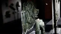 Mekanisme Antikythera ditampilkan di Museum Arkeologi Nasional, Athena , Yunani 9 Juni 2016. Benda seperti jam ini ditemukan di dekat pulau Antikythera, Yunani pada tahun 1902 dan diperkirakan telah ada pada 80 SM. (GAMBAR REUTERS / Alkis Konstantinidis)