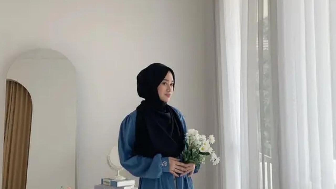 6 Inspirasi Model Gamis ala Khanza Mariska Istri Gus Azmi, Tampil Manis dan Stylish