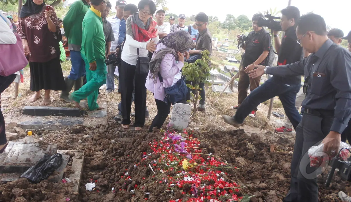 Suasana pemakaman jenazah terpidana asal Ghana Martin Anderson di Tempat Pemakaman Umum (TPU) Perwira, Bekasi Utara, Kota Bekasi, Jawa Barat Rabu (29/4/2015). (Liputan6.com/Rahmat Hidayat)