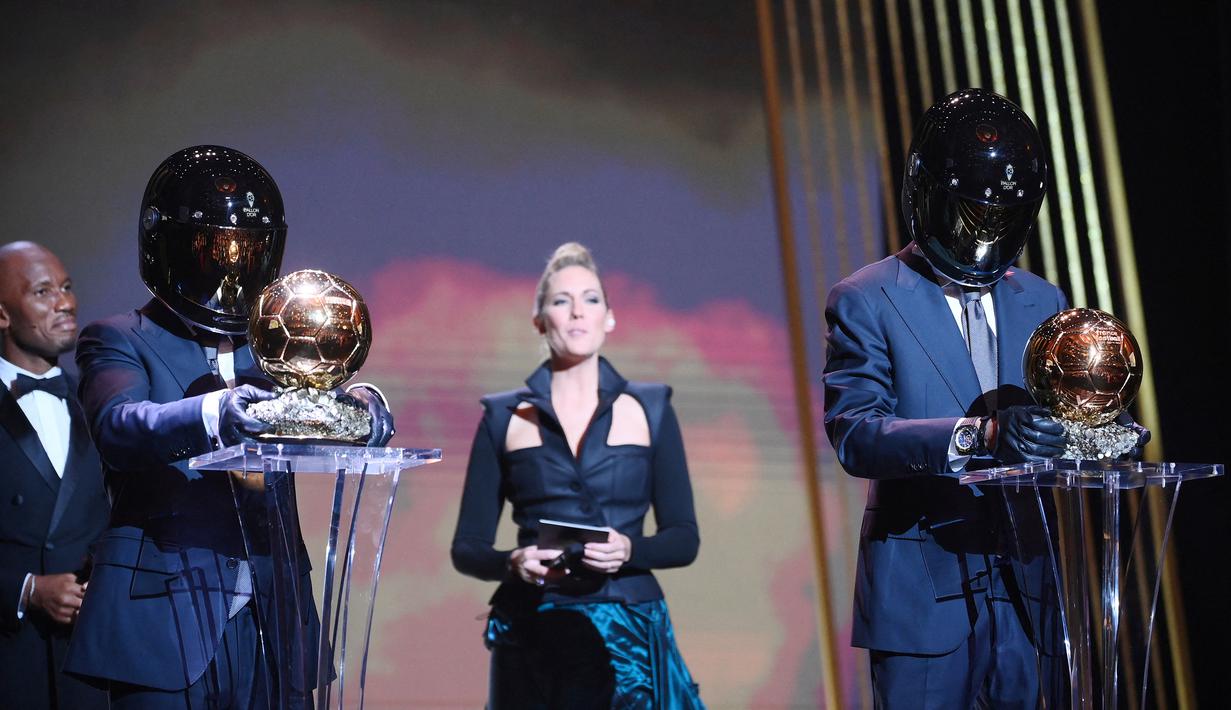 Dipandu oleh mantan pemain Chelsea, Didier Drogba dan jurnalis dari Prancis, Sandy Heribert, dua pria berhelm misterius tersebut dikenalkan sebagai Daft Punk. Sontak, para hadirin pun tertawa. (AFP/Franck Fife)