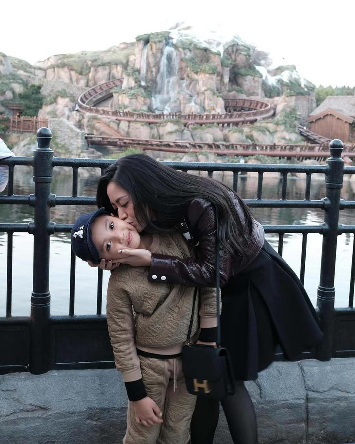 Potret Rachel Vennya Boyong Keluarga Liburan ke Hongkong, Berani Naik Wahana Roller Coaster