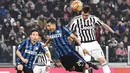 Aksi Mario Mandzukic di depan gawang Inter Milan pada leg pertama semifinal Coppa Italia di Stadion Juventus, Turin, Kamis (28/1/2016) dini hari WIB. (EPA/Andrea Di Marco)
