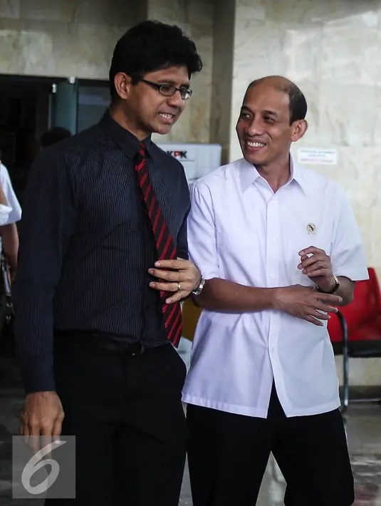 Menteri ESDM Archandra Tahar (kanan) berbincang dengan Wakil Ketua KPK Laode M. Syarif   usai kunjungannya di Komisi Pemberantasan Korupsi (KPK) Jakarta, Senin (8/8).(Liputan6.com/Faizal Fanani)