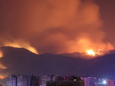 Pemandangan kebakaran hutan di Xichang, Provinsi Sichuan, China, Selasa (31/3/2020). Otoritas setempat mengungkapkan bahwa 19 orang tewas saat berupaya memadamkan kebakaran hutan di Sichuan. (Xinhua/Liu Mingke)