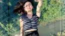 Natasha Wilona tampil kasual dengan striped crop top  dan short pants.