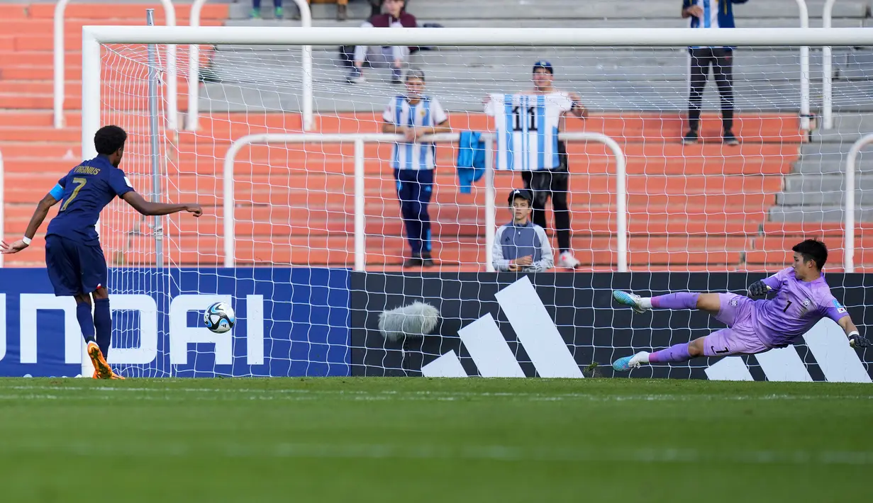 Striker Timnas Prancis U-20, Alan Virginius mencetak gol ke gawang Korea Selatan lewat eksekusi penalti pada laga Grup F Piala Dunia U-20 2023 di Malvinas Argentinas Stadium, Mendoza, Argentina, Selasa (23/5/2023) dini hari WIB. (AP Photo/Natacha Pisarenko)