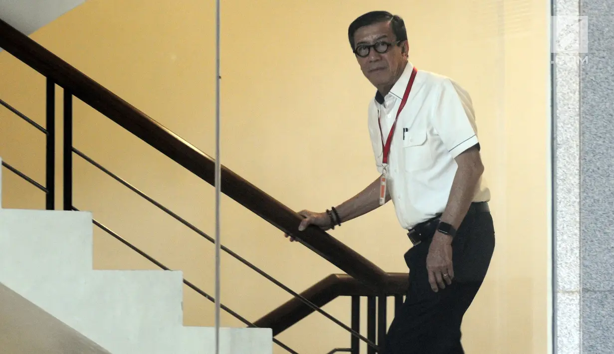 Menteri Hukum dan HAM, Yasonna Hamonangan Laoly menuju ruang pemeriksaan di Gedung KPK, Jakarta, Selasa (25/7/2019). Yasonna Laoly diperiksa sebagai saksi untuk tersangka mantan anggota DPR RI, Markus Nari terkait kasus dugaan korupsi proyek pengadaan e-KTP.  (merdeka.com/Dwi Narwoko)