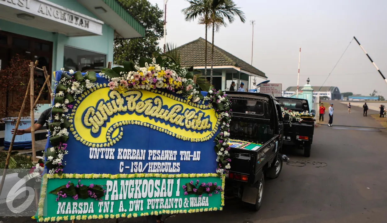 Karangan bunga duka cita terus berdatangan ke Lanud Halim Perdanakusuma, Jakarta, Rabu (1/7/2015). Karangan bunga tersebut sebagai ungkapan belasungkawa atas tragedi jatuhnya Pesawat Hercules C-130 di Medan. (Liputan6.com/Faizal Fanani)