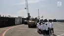 Anak-anak panti asuhan Nuruz Zahroh berada di kapal perang HMS Albion milik Inggris di Pelabuhan Tanjung Priok, Jakarta, Minggu (22/4). Dalam kunjungannya, anak-anak tersebut berkesempatan melihat bagian dalam kapal. (Merdeka.com/Iqbal S. Nugroho)