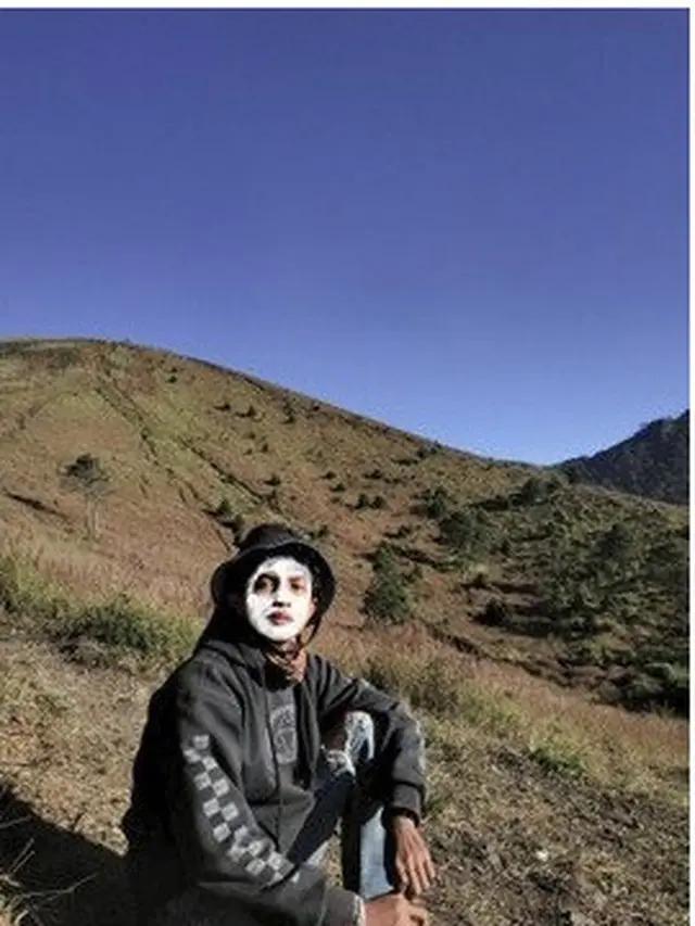 Pria Ini Minta Fotonya Diedit Lebih Bagus, 6 Hasilnya Bikin Senyum Sendiri